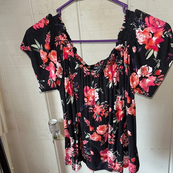 Rue21 Floral Top - Picture 2 of 4